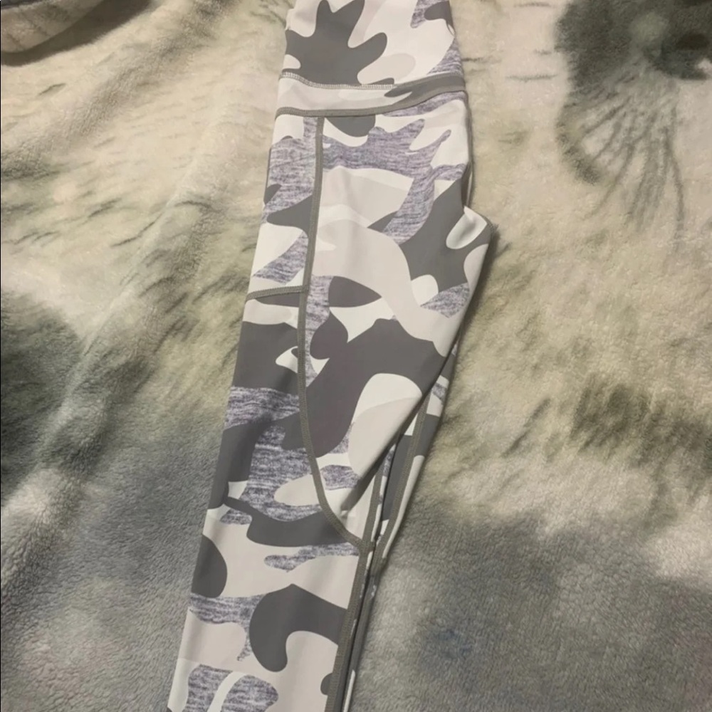 Need Zyia white/gray light n tight. Size M (6-8)